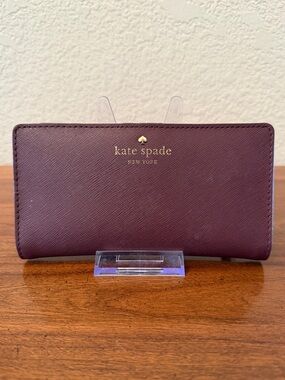Kate Spade New York Large Slim Bifold Wallet Saffiano Leather Plum Burgundy, EUC